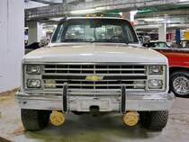 Chevrolet Silverado in der Retro Car Show im Einkaufszentrum  Piterlend  in St. Petersburg, 17.2.18