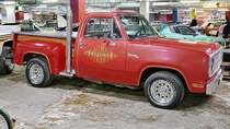 Dodge D-Serie Adventurer  Li'l Red Express Truck  von 1978 in der Retro Car Show im Einkaufszentrum  Piterlend  in St. Petersburg, 17.2.18