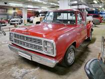 Dodge D-Serie Adventurer  Li'l Red Express Truck  von 1978 in der Retro Car Show im Einkaufszentrum  Piterlend  in St. Petersburg, 17.2.18