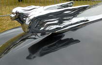 Cadillac, Kühlerfigur an einem Oldtimer, Juni 2017