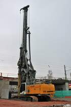 Liebherr LB28 Tiefbohrmaschine am 26.01.19 in Bad Vilbel durch den Bauzaun fotografiert