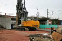 Liebherr LB28 Tiefbohrmaschine am 26.01.19 in Bad Vilbel durch den Bauzaun fotografiert