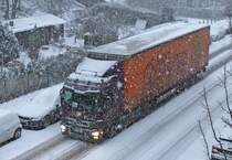 Mercedes -Benz MB Actros -Sattelzug ''Gübau Logistics'' bei widrigen Bedingungen. Berlin im Januar 2017.