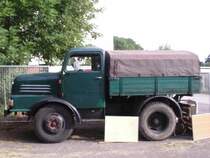 S4000 Z am Sonntamorgen beim Bulldogtreffen in Markleeberg 2007.Auf dem S4000 wurden auch Ersatzteile angeboten,deshalb die Campingtische am Fahrzeug.