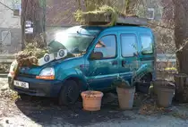 Ein Renault Kango erfüllt in Hersbruck beim Bahnhof rechts der Pegnitz nur noch Dekozwecke 17.02.2018