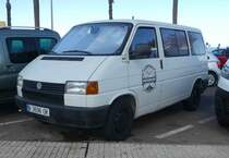 =VW T4 eines Surfshops steht im Januar 2019 in Playa de las Americas