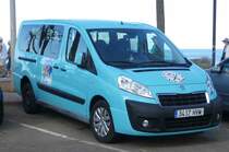 =Peugeot Expert einer Surfschule steht im Januar 2019 in Playa de las Americas