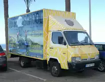 =Nissan einer Surfschule steht im Januar 2019 in Playa de las Americas