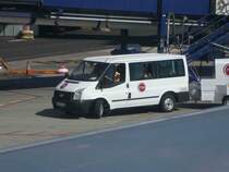 =Ford Transit eines Flughafendienstleisters auf dem Vorfeld von Teneriffa Süd, 01-2019