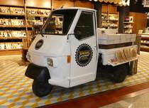 =Piaggio Ape steht im Flughafengebäude Teneriffa Süd, 01-2019