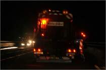 Ich habe mal versucht das abstreuen bei Dunkelheit aufzunehmen.... Hier streut ein Actros 1831 oder 1832 der AM Freudenberg zwischen Olpe und Olpe-S�d. (Aufnahmen wurden vom Beifahersitz aus gemacht) ((24.02.2009)