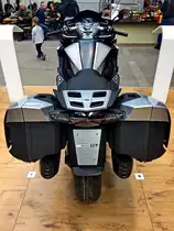 Rückansicht einer BMW K 1600GT. Die verbauten Koffer und Seitenfächer bieten ausreichend Platz für die Tour in den Sonnenuntergang... Foto: Berliner Motorrad Tage, BMT, 08.02.2019