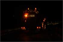 Ich habe mal versucht das abstreuen bei Dunkelheit aufzunehmen.... Hier streut ein Actros 1831 oder 1832 der AM Freudenberg zwischen Olpe und Olpe-S�d. (Aufnahmen wurden vom Beifahersitz aus gemacht) ((24.02.2009)