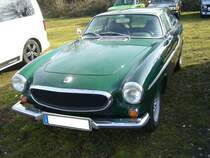 Volvo P 1800 ES, produziert in den Jahren 1972 und 1973 im Volvo-Stammwerk Lundby. Im Volksmund machte sich, aufgrund der gläsernen Heckklappe des Wagens, schnell der Begriff  Schneewittchensarg  breit. Der Vierzylinderreihenmotor hat einen Hubraum von 1986 cm³ und leistet 125 PS. Die Höchstgeschwindigkeit wurde mit ca. 190 km/h angegeben. Die meisten der ca. 8100 hergestellten P 1800 ES Modelle wurden in die USA exportiert. Der abgelichtete Volvo ist im Farbton cypressgroen lackiert. Besucherparkplatz des Oldtimer-Teilemarktes an den Zentralhallen in Hamm am 23.02.2019.