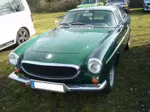 Volvo P 1800 ES, produziert in den Jahren 1972 und 1973 im Volvo-Stammwerk Lundby. Im Volksmund machte sich, aufgrund der gläsernen Heckklappe des Wagens, schnell der Begriff  Schneewittchensarg  breit. Der Vierzylinderreihenmotor hat einen Hubraum von 1986 cm³ und leistet 125 PS. Die Höchstgeschwindigkeit wurde mit ca. 190 km/h angegeben. Die meisten der ca. 8100 hergestellten P 1800 ES Modelle wurden in die USA exportiert. Der abgelichtete Volvo ist im Farbton cypressgroen lackiert. Besucherparkplatz des Oldtimer-Teilemarktes an den Zentralhallen in Hamm am 23.02.2019.