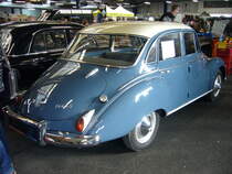 Profilansicht eines DKW Auto Union 1000, in der seltenen Ausführung als viertürige Limousine. Als viertürige Limousine wurde dieses Modell nur im Jahr 1959 produziert. Ein solcher DKW 1000 kostete bei seiner Vorstellung DM 7225,00. Dafür erhielt der Käufer einen geräumigen Wagen mit einem Dreizylinderzweitaktmotor. Dieser hat einen Hubraum von 980 cm³ und leistet 44 PS. Die Höchstgeschwindigkeit liegt bei 130 km/h. Oldtimermarkt in den Zentralhallen Hamm am 23.02.2019.