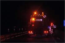 Ich habe mal versucht das abstreuen bei Dunkelheit aufzunehmen.... Hier streut ein Actros 1831 oder 1832 der AM Freudenberg zwischen Olpe und Olpe-S�d. (Aufnahmen wurden vom Beifahersitz aus gemacht) ((24.02.2009)