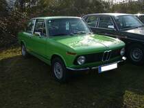 BMW 1502, gebaut von Januar 1975 bis August 1977. Motorisiert mit dem  abgespeckten  Motor des BMW 1602 verkaufte sich diese Sparversion des 02´er erstaunlich gut. Der 1502 war der einzige 02´er, der nach dem Verkaufsbeginn des E21 (erster 3´er BMW) im Mai 1975, weiterproduziert wurde. Der um 30 Grad nach rechts geneigt verbaute Vierzylinderreihenmotor hat einen Hubraum von 1573 cm³ und leistet 75 PS. Besucherparkplatz der Zentralhallen Hamm am 23.02.2019.