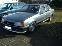 Opel Rekord E2 Limousine, gebaut von 1982 bis 1986. Besucherparkplatz der Zentralhallen Hamm am 23.07.2019.