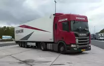 =Scania R 440-Sattelzug der Spedition PRIMUM rastet an der A 7 im Oktober 2018