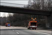 Der Arbeitstag geht dem Ende zu und die Kollegen fahren in Richtung Meisterei. Im Bild ein Sprinter 311CDI und der MAN LE10.220 mit fahrbarer Absperrtafel. (24.02.2009)