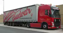 =Volvo-Sattelzug der Spedition  budweiser  rastet im Oktober 2018 an der A 7