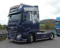=DAF XF-Sattelzugmaschine der Spedition KIND steht im Oktober 2018 in Fulda-Nord