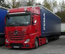 =MB Actros-Sattelzug steht im Oktober 2018 in Fulda Nord