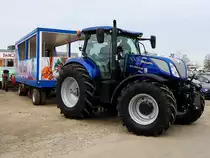 NEW-HOLLAND T7-270; ist einem Faschingsumzugswagen vorgespannt; 190224