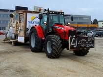 MF-5465 Dyna-4, der LJ-Eberschwang zieht anlässlich des bevorstehenden Faschingumzug in Ried einen kompletten Skilift hinter sich her; 190224