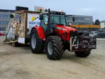 MF-5465 Dyna-4, der LJ-Eberschwang zieht anlässlich des bevorstehenden Faschingumzug in Ried einen kompletten Skilift hinter sich her; 190224