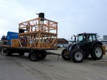 VALTRA N103, wird das Gespann mit  Heck voraus  anlässlich des Faschingumzuges durch die Stadt Ried ziehen;190224