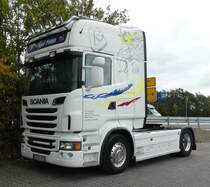 =Scania-Sattelzugmaschine der Spedition KIND steht im Oktober 2018 in Fulda Nord