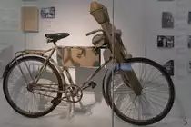 Ein Fahrrad des Volkssturms, ausgerüstet mit zwei Panzerfäusten. (Militärhistorisches Museum der Bundeswehr Dresden, April 2017)