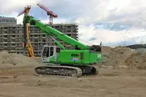 Sennebogen 653E Rauppenkran am 09.03.19 in Frankfurt am Main durch den Zaun fotografiert