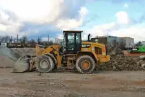 CAT 938M Radlader am 09.03.19 in Frankfurt am Main durch den Zaun fofografiert