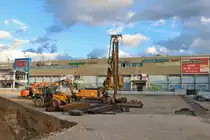 Max Bögl ABI TM14/17 Teleskopmäkler am 09.03.19 in Frankfurt am Main durch den Zaun fofografiert