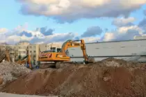 Liebherr 924 Raupenbagger in Frankfurt am Main durch den Zaun fofografiert am 09.03.19