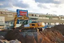 Liebherr 924 Raupenbagger in Frankfurt am Main durch den Zaun fofografiert am 09.03.19