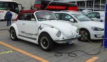 =VW Käfer Cabrio 100 % vollelektrisch steht bei der RetroClassic in Stuttgart, 03-2019