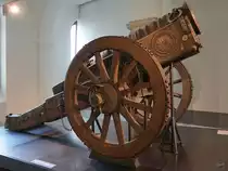 Die mittelalterliche Steinbüchse  Faule Magd  von zirka 1410–1430 im Militärhistorischen Museum der Bundeswehr. (Dresden, April 2017)