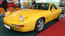 =Porsche 928 GTS steht bei den Retro Classics in Stuttgart, 03-2019