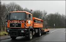 MAN FE360A mit dem kleinen Tieflader f�r den Holzhacker. (02.03.2009)