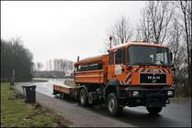 MAN FE360A mit dem kleinen Tieflader f�r den Holzhacker. (02.03.2009)

