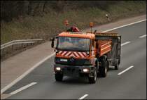 Atego 1828 mit fahrbarer Absperrtafel ist bei L�denscheid-S�d auf dem Weg zur Meisterei. Gru� an den Kollegen. (02.03.2009)