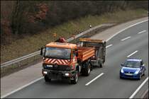 Atego 1828 mit fahrbarer Absperrtafel ist bei L�denscheid-S�d auf dem Weg zur Meisterei. Gru� an den Kollegen. (02.03.2009)

