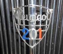 =Frontemblem des Peugeot 201, ausgestellt bei den Retro Classics in Stuttgart, 03-2019