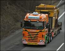 SCANIA R500 \8/ des niederl�ndischen Schwerlastunternehmen FEENSTRA/Holtrop Van der Vlist Transportgroup ist durch das Sauerland in Richtung S�den unterwegs. Was f�r ein Ger�t? (02.03.2009)