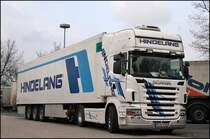 Kraftparket in wei�: SCANIA TOPLINE R620 \8/ der K�hlspedition HINDELANG auf dem Rasthof Sauerland-West. (02.03.2009)
