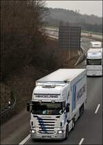 Der Fahrer hat seine Pause beendet und f�hrt mit seinem SCANIA R620 \8/ der Spedition HINDELANG in Richtung S�den. (02.03.2009)